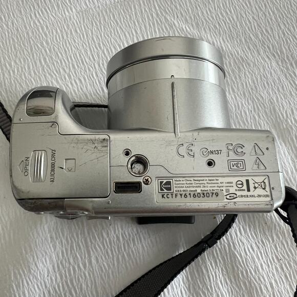 Kodak EasyShare Z612 6.1MP Digital Camera - Silver - Not tested - Picture 6 of 6